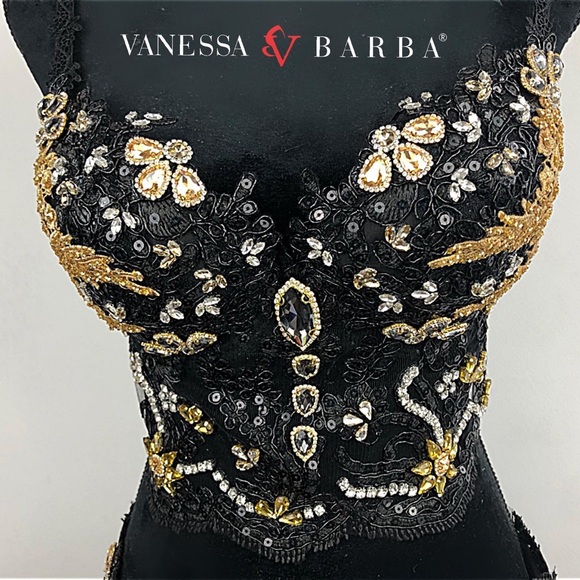 Very detail with real feathers, designed by Vanessa Barba a well known designer! - Picture 12 of 16